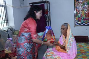 कलेक्टर दिव्या उमेश मिश्रा ने वृद्धाश्रम में बुजुर्गों के साथ मनाया अपना जन्मदिन