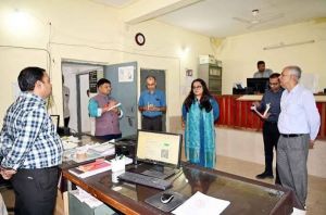  कलेक्टर तुलिका प्रजापति ने राजनीतिक दलों के पदाधिकारियों की उपस्थिति में किया स्ट्रांग रूम का निरीक्षण