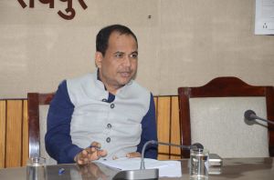 कलेक्टर डॉ. गौरव सिंह ने ली राजस्व अधिकारियों की समीक्षा बैठक