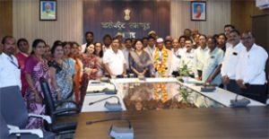 कलेक्टर मिश्रा ने कर्मचारी नरोत्तम सिंह को अवकाश नगदीकरण एवं भविष्य निधि की राशि भेंट कर दी भावभीनी विदाई