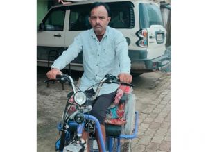 आवेदन के 48 घंटे के भीतर दिव्यांग विष्णु लाल यादव को मिली इलेक्ट्रिक स्कूटी
