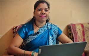  वनांचल में बैंकिंग की नई मिसाल: नलकसा की करिश्मा बनीं 8 गांवों की 'बैंक सखी'