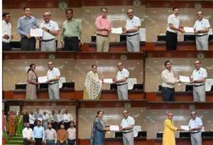 मुख्य सचिव ने ई-ऑफिस एवं समयबद्ध उपस्थिति में उत्कृष्ट प्रदर्शन करने वालों को किया सम्मानित मुख्य सचिव ने ई-ऑफिस एवं समयबद्ध उपस्थिति में उत्कृष्ट प्रदर्शन करने वालों को किया सम्मानित
