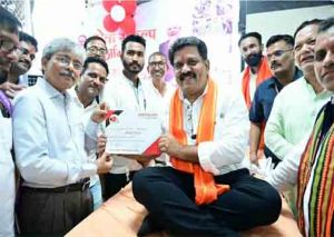 सेवा संकल्प अभियान : उप मुख्यमंत्री विजय शर्मा ने महारानी अस्पताल जगदलपुर में किया रक्तदान