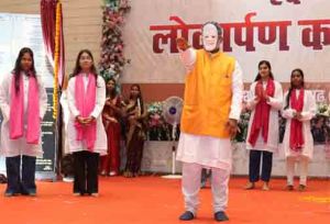 नमो सेवा-अनकही कहानियां : छात्रों ने प्रधानमंत्री श्री नरेन्द्र मोदी के 25 वर्षों की सेवा यात्रा का किया मंचन नमो सेवा-अनकही कहानियां : छात्रों ने प्रधानमंत्री श्री नरेन्द्र मोदी के 25 वर्षों की सेवा यात्रा का किया मंचन