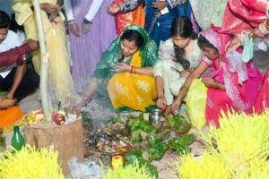  करमा पूजा में शामिल हुईं मंत्री लक्ष्मी राजवाड़े, प्रकृति, संस्कृति और लोकपरंपराओं के संरक्षण का दिया संदेश