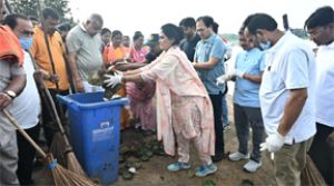  स्वच्छता की शपथ लेकर छठ घाट पर उतरे जनप्रतिनिधि, अधिकारी और नागरिक, दिया जनभागीदारी का संदेश