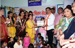  फूल लेकर आए नन्हे कदम, उप मुख्यमंत्री ने बच्चों को गोद में उठाया, बच्चों की मासूमियत ने जीता दिल