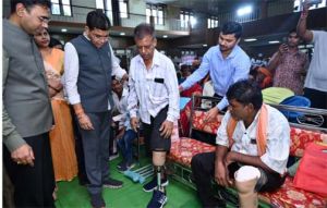  बलौदाबाजार में राजस्व मंत्री टंक राम वर्मा ने दिव्यांगजनों को बांटे सहायक उपकरण