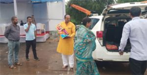 सभापति सूर्यकान्त राठौड़ ने परिवारजनों सहित घर के गणपति की मूर्ति का कुण्ड में  किया विसर्जन