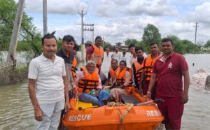जिले में लगातार बारिश से लगभग 200 परिवार फंसे