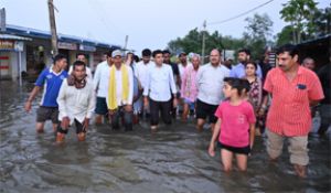  राजस्व एवं आपदा प्रबंधन मंत्री टंकराम वर्मा ने तिल्दा के बाढ़ प्रभावित क्षेत्रों का किया निरीक्षण