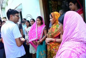  बाढ़ की मुश्किल घड़ी में अपनों के बीच पहुंचे वित्त मंत्री ओ.पी. चौधरी