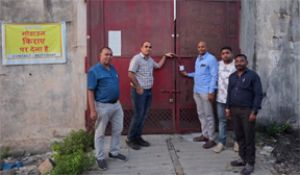  बकाया राशि अदा नहीं करने पर राजस्व विभाग ने व्यवसायिक परिसरों को किया सीलबंदी