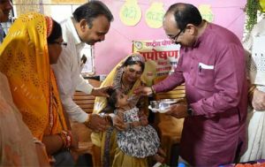  'बच्चों के अंदर अपना बचपना ढूंढता हूं...' : जमीन पर बैठकर बच्चों संग खेले  अरुण साव