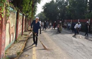   राज्यपाल श्री डेका ने गांधी जयंती पर की साफ-सफाई