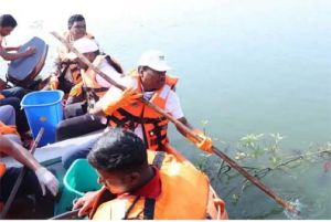  वन मंत्री केदार कश्यप ने बीजापुर के महादेव तालाब में श्रमदान कर दिया स्वच्छता का संदेश