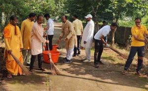   अखिल विश्व गायत्री परिवार के युवा प्रकोष्ठ ने गांधी जयंती पर चलाया स्वच्छता अभियान