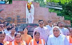  गांधी जयंती पर मंत्री  गजेन्द्र यादव ने दिया स्वच्छता और स्वदेशी का संदेश