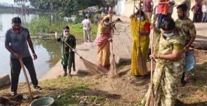 उतई के शीतला तालाब परिसर में विशेष स्वच्छता अभियान चलाकर 78 प्रतिभागियों ने किया श्रमदान