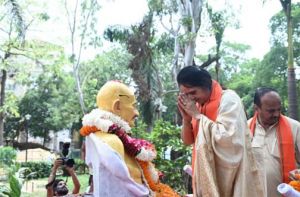  महात्मा गाँधी का जयन्ती पर महापौर मीनल चौबे और सभापति सूर्यकान्त राठौड़ ने किया सादर नमन