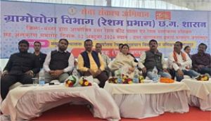  रेशम से खुलेगी समृद्धि की राह : बस्तर में टसर कीट पालन और धागाकरण को बढ़ावा, बांटे गए प्रोत्साहन चेक