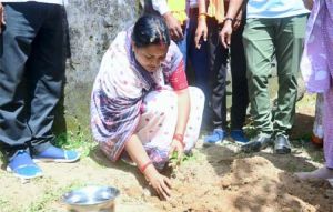  &rsquo;सेवा संकल्प अभियान में जनसंवाद के जरिए जनभागीदारी को बढ़ावा दे रहीं मंत्री  लक्ष्मी राजवाड़े