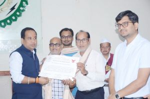 स्व. जलेश्वर प्रसाद गुप्ता का पार्थिव शरीर मेडिकल कॉलेज को दान, कलेक्टर ने परिजनों का किया सम्मान स्व. जलेश्वर प्रसाद गुप्ता का पार्थिव शरीर मेडिकल कॉलेज को दान, कलेक्टर ने परिजनों का किया सम्मान
