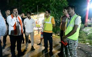 कवर्धा-बेमेतरा मार्ग पर पशुओं को देख उप मुख्यमंत्री  विजय शर्मा ने अधिकारियों को लगाई फटकार