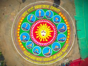 &lsquo;सेवा के रंग, राष्ट्र के संग&rsquo; कार्यक्रम अंतर्गत सजी आकर्षक &lsquo;वृहद सूर्य नमस्कार रंगोली