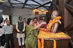  स्वतंत्रता संग्राम सेनानी स्व. कमल नारायण शर्मा का जयन्ती पर महापौर मीनल चौबे ने  किया सादर नमन    