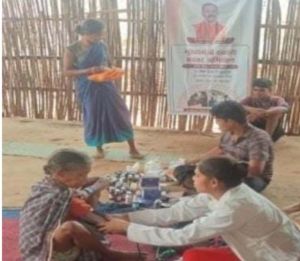  सेवा, समर्पण और जिजीविषा की मिसाल:  सात बार नदियां पार कर स्वास्थ्य दल पहुंचा तुमेरादी