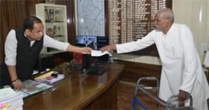 कलेक्टर ने रेडक्रॉस सोसायटी से बुधराम साहू को 5 हजार की आर्थिक सहायता दी