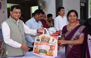  सेवा संकल्प अभियान के तहत मितानिन दीदियों का मंत्री लखन लाल देवांगन ने किया सम्मान
