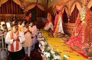  उप मुख्यमंत्री विजय शर्मा ने मां दुर्गा के चरणों में बैठकर सुनीं ग्रामीणों की समस्याएं