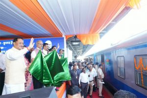 केंद्रीय रेल मंत्री और मुख्यमंत्री साय  ने रावघाट - रायपुर एवं रायपुर - कुरूद यात्री रेल सेवाओं को दिखाई हरी झंडी