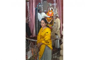 महापौर ने दक्षिणमुखी हनुमान मन्दिर में दशहरा पर पूजा -अर्चना कर नगरवासियों को सुख, समृद्धि हेतु प्रार्थना की