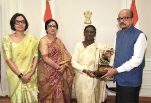 राष्ट्रपति मुर्मु को राज्यपाल डेका ने भेंट की पहाड़ी मैना की प्रतिकृति