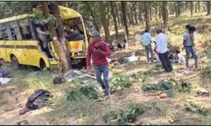 बस पेड़ से टकराई, छह लोगों की मौत, 40 घायल