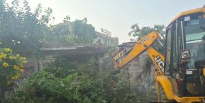 नेहरू नगर में जर्जर भवनों के ध्वस्तीकरण की कार्रवाई, जनसुरक्षा के मद्देनजर निगम की पहल