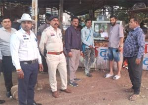 सिविक सेंटर में अवैध ठेला-गुमटियों के विरुद्ध निगम का अभियान सिविक सेंटर में अवैध ठेला-गुमटियों के विरुद्ध निगम का अभियान