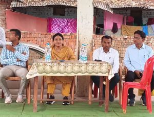 कलेक्टर ने &lsquo;अर्नब&rsquo; चक्रवात के संभावित प्रभाव को लेकर मनहोरा के ग्रामीणों से किया सीधा संवाद