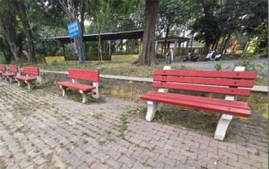 खमतराई मुक्तिधाम में सफाई कर नागरिको की सुविधा हेतु कुर्सियां लगाई गई