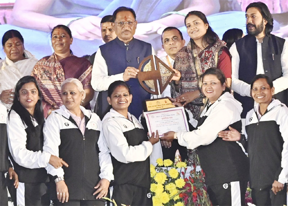 नई उड़ान, नया क्षितिज - छत्तीसगढ़ में महतारियों के सशक्तिकरण की कहानी नई उड़ान, नया क्षितिज - छत्तीसगढ़ में महतारियों के सशक्तिकरण की कहानी