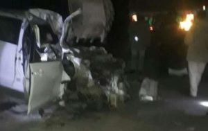 खड़े ट्रक में घुसी कार, 3 की मौत