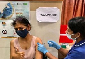 नंदिता दास ने कोरोना वायरस टीके की पहली खुराक ली