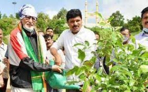  अमिताभ बच्चन ने ‘ग्रीन इंडिया चैलेंज' के तहत रामोजी फिल्म सिटी में रोपा पौधा