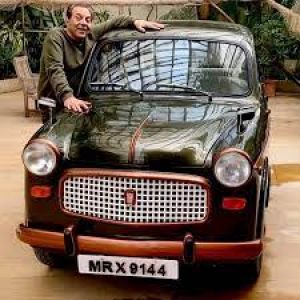  धर्मेंद्र ने दिखाई अपनी पहली कार, 60 साल पहले इतने रुपये में खरीदी थी फिएट