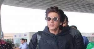  महंगी घड़ियों को लेकर शाहरुख खान को हवाई अड्डे पर उनकी टीम के साथ रोका गया