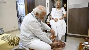  पीएम मोदी की मां के निधन पर हेमामालिनी, कंगना सहित इन  बॉलीवुड हस्तियों ने शोक व्यक्त किया
